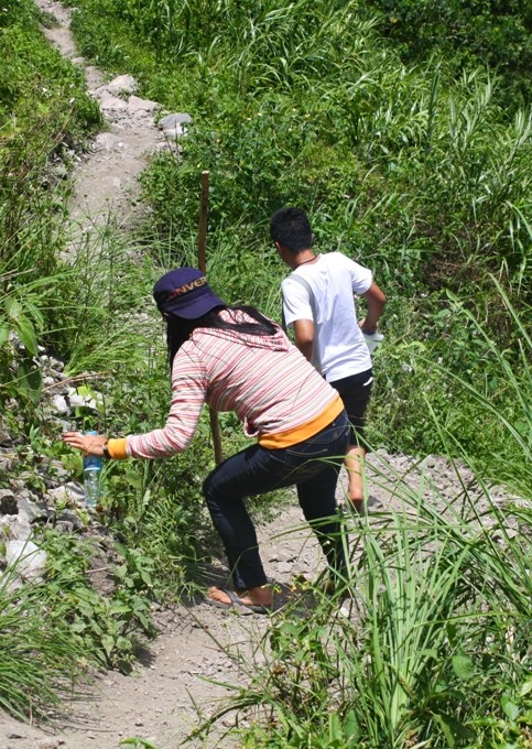 Being careful enough to not slide all the way down the trail hehehe! :D --click on image for a full view