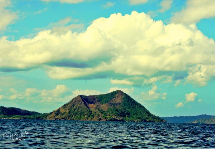 Taal Lake View :) ..oops! that's not the Taal Volcano! ehehe! --click image for a full view!