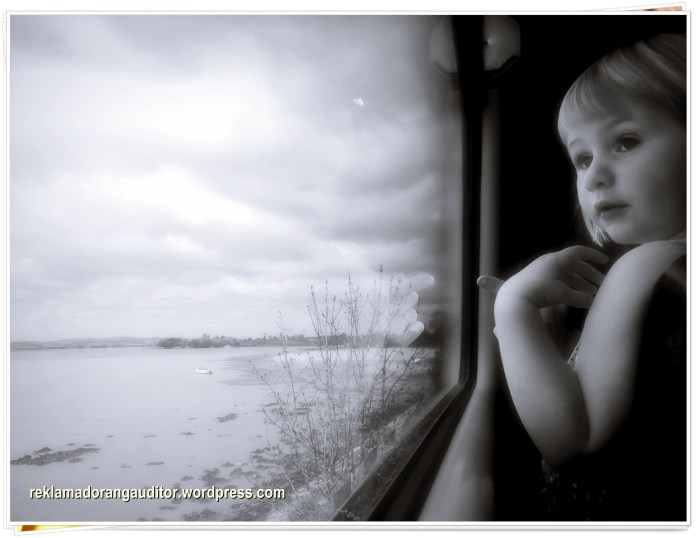 I can't help taking a stolen shot of this cute kid while on train on our way to the beach... :) 